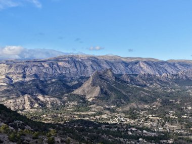 Geniş Dağ Zinciri, uzak kıyı şeridi, uzun katmanlı yamaçlar ve sert dokular, ince kırsal kümeler.