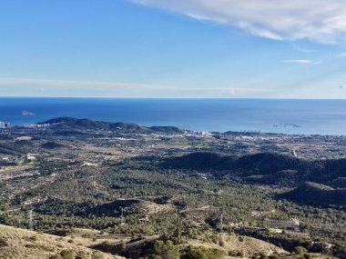 Hillside Sahil Panorama. Uzak Skyline, Günışığı vadileri ve dağınık evler, virajlı yollar.