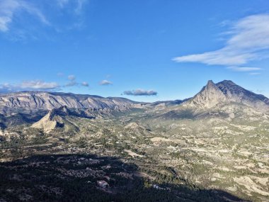 Sunlit Yuvarlanan Dağ Tepeleri ve Rocky yamaçları Dokulu Geniş Orta Yer Vadisi