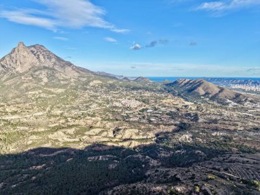 Kenar Mahalle Tepesi Sahil Şeridiyle Buluşma Kenar Mahalle Yayılımı, Virajlı Yollar ve Uzak Liman Sahne Giysileri