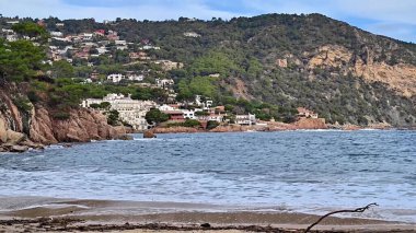 Sahil Koyu Köyü Deniz ve Çam Tepeleri, Beyaz Saray Benekli Yamaç, Yumuşak Dalgalar Kum Dalgaları