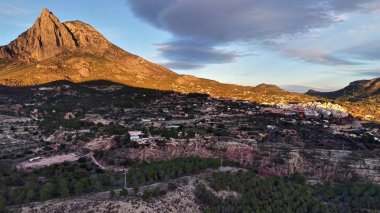 Altın Dağ Güneşe Bakan Şehir Günbatımı, Canlı Akşam Işığı Kırmızı Çatılarda Işıldıyor