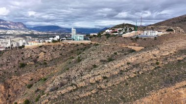 Uçurumun kenarındaki Panorama 'da engebeli kanyona bakan dramatik bulutlar ve uzak dağlar, dağılmış beyaz bulutlar...
