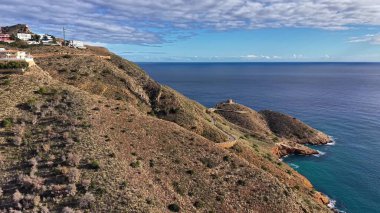 Turkuaz Koylara Bakan Uçurumlar Boyunca Dönen Sahil Yolu, Çalılıkların Arasında Yürüyüş Dar Yolu,