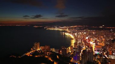 Günbatımından Geceye İnsansız Hava Aracı Parlayan Koyu ve Sahil Skyline 'ı süpürdü, Altın Ufuk Şehir Işıklarına Batıyor