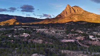 Altın Alacakaranlıkta Parlayan Dağ Yamacı, Çam Noktalı Vadi 'nin üzerindeki Engebeli Tepe Kuleleri, Küçük Yerleşim Bölgeleri