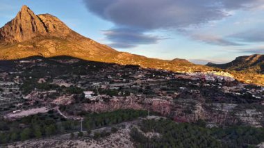 Altın Dağ Güneşe Bakan Şehir Günbatımı, Canlı Akşam Işığı Kırmızı Çatılarda Işıldıyor