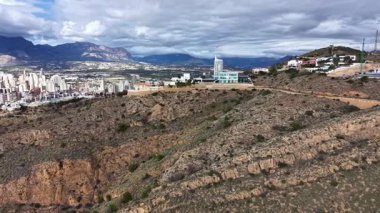 Sırt Geliştirme Alanı Teraslı Fırça, Açığa Çıkan Uçurum Kenarı, Dağılmış Modern Binalar, Panoramik Şehir
