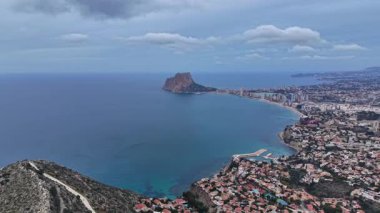 Monolith Adası ile Körfezin Havadan Bakışı, Kıyı Köyü 'nün Çevresinde Turkuaz Su Yayı, Rocky Fronground