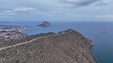 Gökyüzü Bulutlu Perspektif Yüksek Tepe, Körfez ve Uzak Kaya Adası, Sessiz Tonlar ve Bulut Katmanları