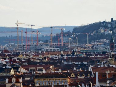 İnşaat Turnaları Çatıların Üzerinde Yükseliyor Şehir Büyümesinin Sinyali, Çoklu Vinçler ve İskele, Evrim