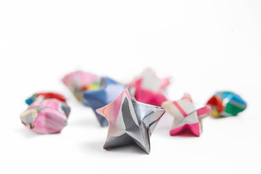 Metalik origami dizisi. Yumuşak odaklı şanslı yıldızlar. Alan derinliği yaratıyor. Rüya gibi, umut verici bir kaliteyi çağrıştırıyor. Web sitesi afişleri, tatlı romantizm veya narin dekoratif unsurlar için ideal.