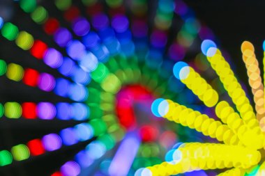 Gece karnaval hareketinden gelen renkli Bokeh ışıklarından yapılmış canlı bir sarmal. Parlak dairesel şablon, müzik afişleri, gece hayatı temaları, parti grafikleri ve yaratıcı altyapılar için uygun canlı, eğlenceli bir festival atmosferi sunuyor..