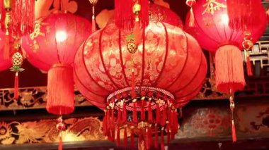 Geleneksel bir Çin fenerinin zarif bir şekilde dönen dinamik yakın çekim videosu. Şans refahını ve kutlamaları sembolize eden bu görüntü, Ay Yeni Yılı pazarlama, bayramlık kültürel hikaye anlatımı ve mevsimsel görseller için idealdir..