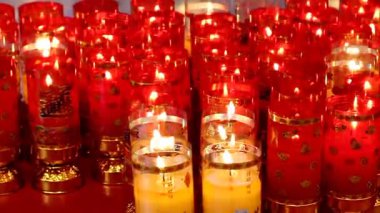 Ay Yeni Yılı sırasında kırmızı Çin mumlarının yakıldığı sinematik bir video. Tapınaktaki alevler şans ve refahı simgeler. Kültürel kutlamalar ve şenlikli pazarlama projeleri için otantik ruhsal atmosfer.