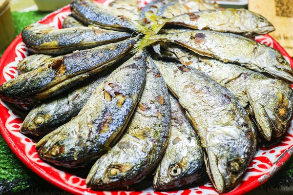 Tayland usulü kızarmış, kısa gövdeli uskumruları geleneksel kırmızı tepside yerleştirerek otantik Tayland sokak yemekleri, deniz ürünleri kültürü ve günlük yerel pazar yemekleri geleneklerini ön plana çıkarıyor..