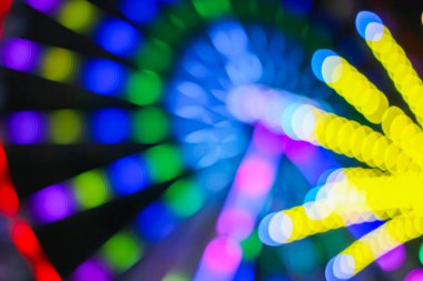 Renkli ışıktan oluşan soyut dairesel bir kafes tekrarlayan bir radyal yapı oluşturuyor. Katmanlı aydınlatma elementleri, dijital markalaşma, yaratıcı tasarım, teknoloji temaları ve modern soyut arka planlar için ideal derinlik ve görsel akış yaratır..