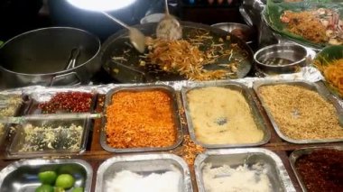Tayland 'ın canlı gece pazarında yerel bir satıcı tarafından yapılan Tayland restoranına yakın çekim. İçindekiler, ısı ve hareket özgün Asya sokak mutfağı deneyiminin özünü yakalar.