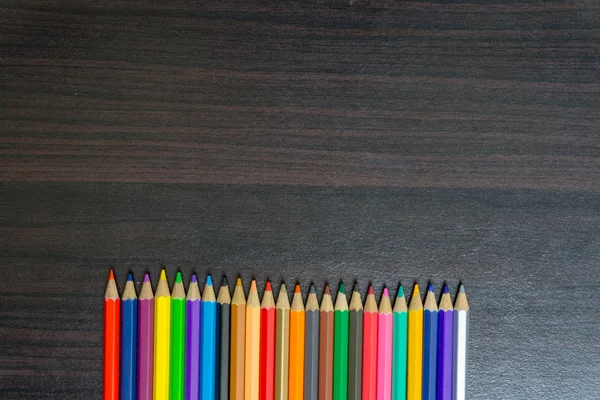 Lápices de colores en una tabla de madera . —  Fotos de Stock