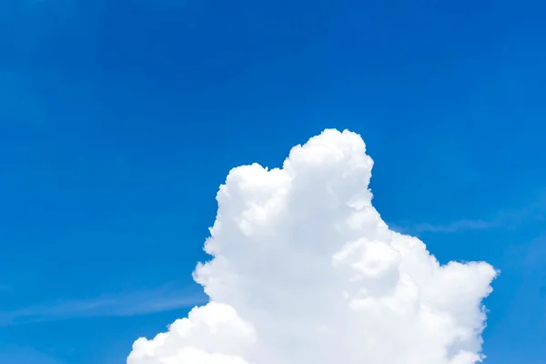 Blauwe hemel met cloud close-up blauwe hemel met wolken achtergrond. — Stockfoto