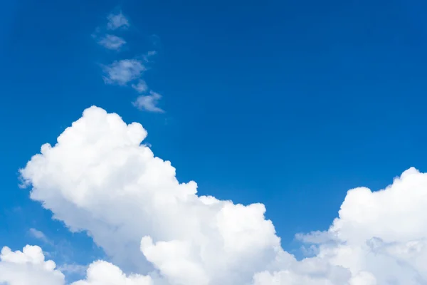 Γαλάζιο του ουρανού με closeup σύννεφο μπλε ουρανό με φόντο σύννεφα. — Φωτογραφία Αρχείου