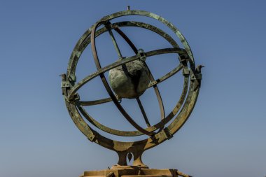 Mavi arka plan üzerinde armillary küre