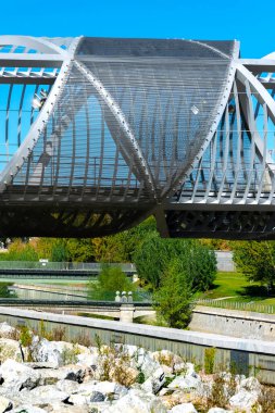 İspanya 'nın Madrid şehrinde. Perrault Köprüsü, Manzanares Nehri ve Madrid Nehri Parkı 'nı geçerek Carabanchel ve Arganzuela bölgelerini birbirine bağlar. Toledo Köprüsü ile Prag Köprüsü arasında yer almaktadır.