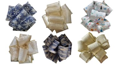 Dekoratif kış tatili yayı, altın, mavi ve beyaz renkler kumaş bir kutuyu dekore etmek için, beyaz arka planda şehvetli bir bayram yayı, izole edilmiş hediyeler için dekorasyon.