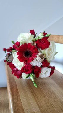 Kırmızı Gerbera papatyaları aksanlı, beyaz güller ve kırmızı gelincikli yuvarlak buket dekoratif kırmızı böğürtlenler ve dekoratif bir kurdeleyle bağlanmış bej haşhaş tohumları içeriyor..