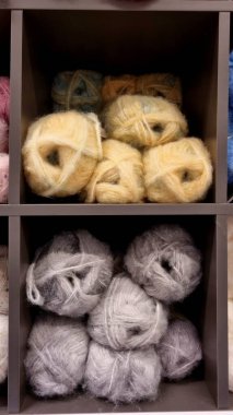 Sarı ve gri yün iplikler bir çantada iğne işi, yaratıcı malzemeler, satış ve tasarım, yaratıcı tasarım ve el yapımı