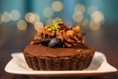 Taze böğürtlenli çikolatalı tart ve Bokeh Light.