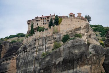 Bir Bizans manastırı, Meteora 'da yüksek bir uçuruma tutunarak taş mimarisini dramatik doğal kayayla harmanlıyor..