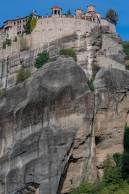 Bir Bizans manastırı, Meteora 'da yüksek bir uçuruma tutunarak taş mimarisini dramatik doğal kayayla harmanlıyor..