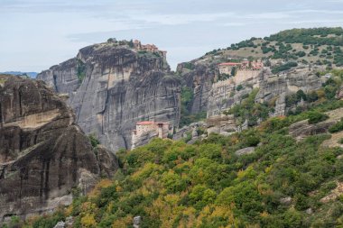 Manastırlar, Meteora 'nın yüksek kumtaşı sütunlarına taç takıyor.
