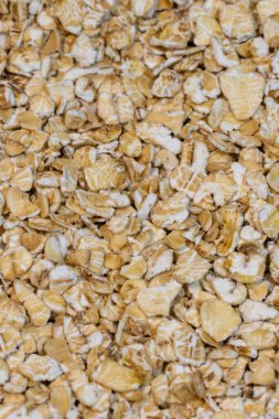 Çiğ yulafların pürüzlü, pürüzlü dokusu, açık bej ve kremsi beyaz tonlarıyla manzarayı dolduruyor..