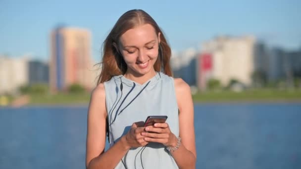 Desportista Feliz Usa Smartphone Durante Treinamento Mulher Usando Telefone Celular — Vídeo de Stock