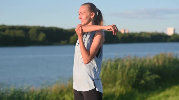 Junge Fitte Mädchen Sportbekleidung Trainieren Draußen Frau Trainiert Park Und — Stockvideo