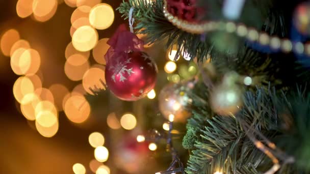 Close Van Een Feestelijke Kerstboom Versierd Met Ballen Bloemenslingers Hand — Stockvideo