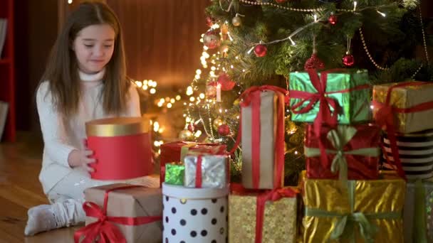 Vánoční Duch Roztomilá Holčička Sedící Podlaze Vánočního Stromečku Otevírá Dárky — Stock video