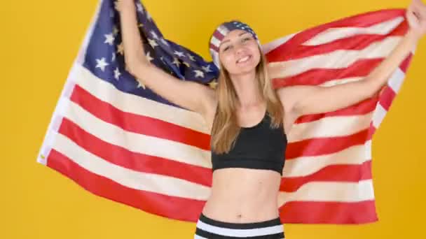 Молодая Счастливая Патриотка Спортивной Одежде Держит Машет Американским Флагом Празднование — стоковое видео