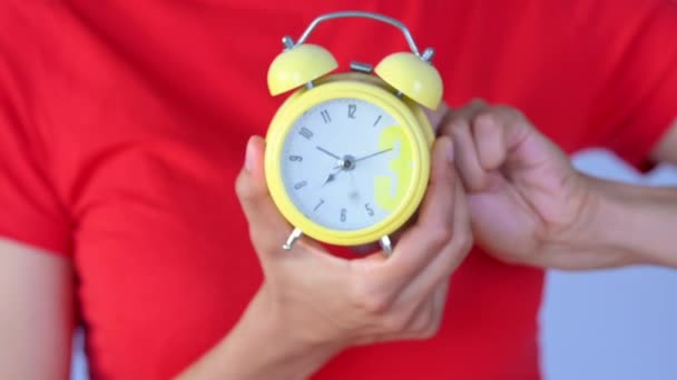 Yakın Plan Kız Alarm Saatindeki Okları Çevirir Zamanı Değiştiriyorum — Stok video