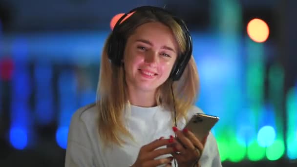 Portrait Une Jeune Fille Avec Téléphone Écouteurs Écoute Musique Dans — Video