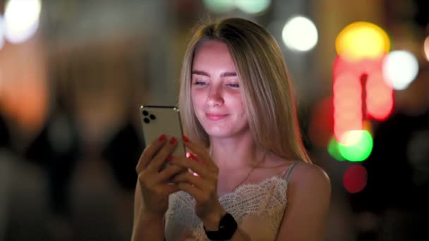 Menina Bonito Usa Smartphone Sorrisos Rua Noite Cidade Mulher Mensagens — Vídeo de Stock