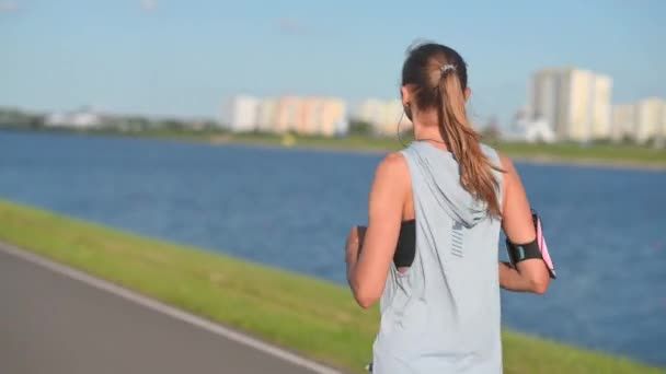 Junge Hübsche Joggerin Fit Girl Sportbekleidung Mit Smartphone Und Kopfhörer — Stockvideo