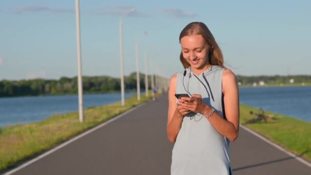 Happy Sportswoman Używa Smartfona Podczas Treningu Kobieta Korzystająca Telefonu Komórkowego — Wideo stockowe