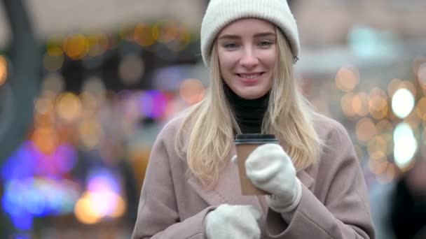 Retrato Uma Jovem Sorridente Andando Com Uma Xícara Café Quente — Vídeo de Stock