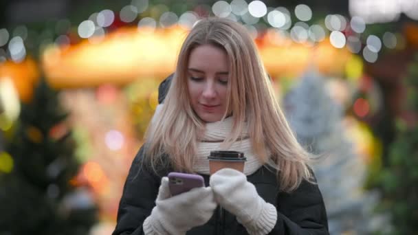 Bir Fincan Sıcak Kahveli Genç Bayan Cep Telefonunu Kullanarak Parlak — Stok video