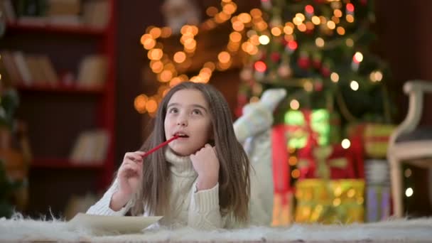 Retrato Una Niña Linda Yace Suelo Escribe Una Carta Santa — Vídeos de Stock