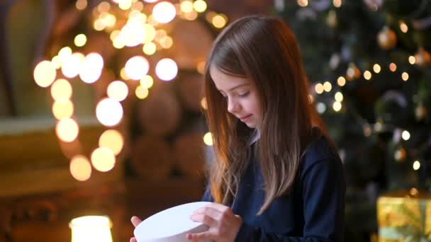 Uma Menina Bonita Sentada Chão Perto Árvore Natal Abre Presentes — Vídeo de Stock