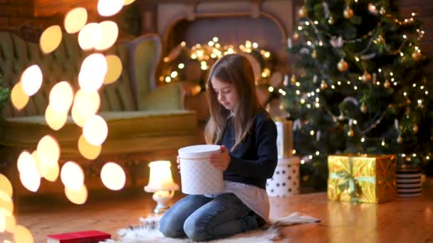 Uma Menina Bonita Sentada Chão Perto Árvore Natal Abre Presentes — Vídeo de Stock